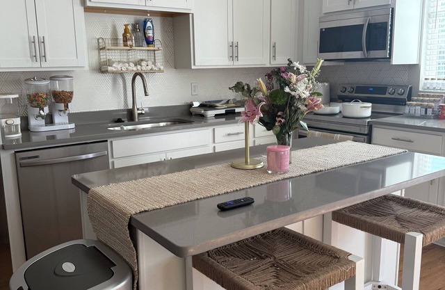 Home away from Home. Charming 3-bedroom townhome in the heart of Chattanooga