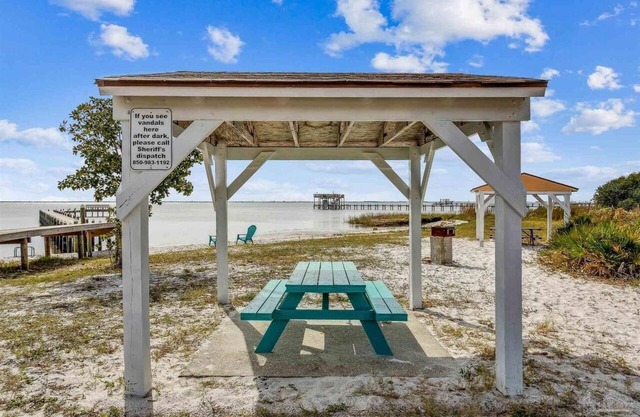 Home cls 2 Nvarre Beach w/handicap assisted bthrm