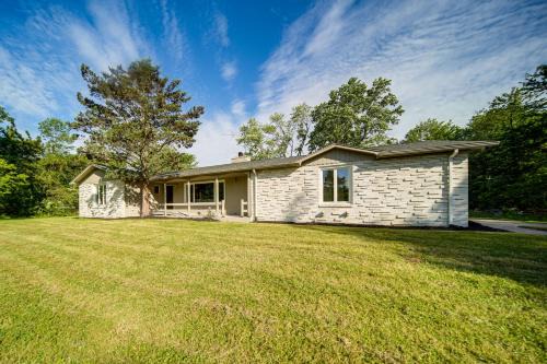 Home Less Than 1 Mi to Lake Erie and Shades Beach Park!