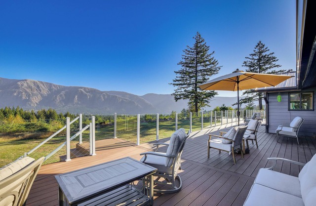 Home w/Mtn Views & Hot Tub in Stevenson!