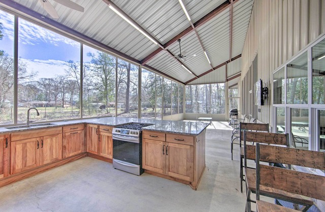 Home w/Screened Porch - Near Toledo Bend Lake!