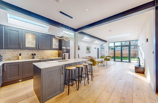 Home with Free Parking & Garden - 8min to tube