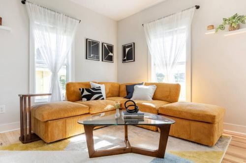 Home with Private Backyard 3 mins to Downtown Raleigh!