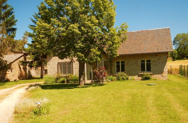Homerez - Amazing house for 14 ppl. with garden and terrace at Banassac