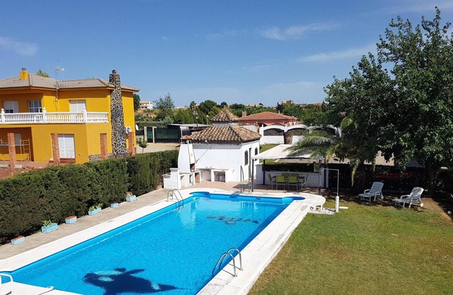Homerez - Amazing villa for 6 ppl. with swimming-pool and garden at Linares