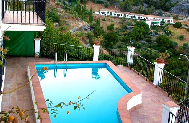 Homerez - Big chalet for 12 ppl. with swimming-pool and terrace at Grazalema