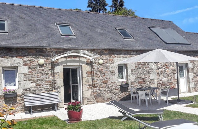 Homerez - Charming House in Botsorhel with Enclosed Garden