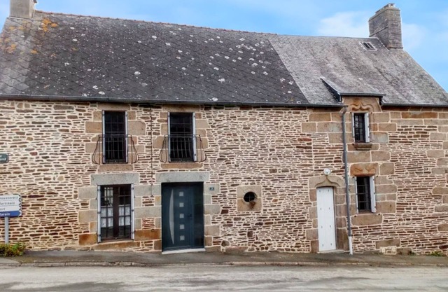 Homerez - Charming House in Sougéal with Stunning Garden