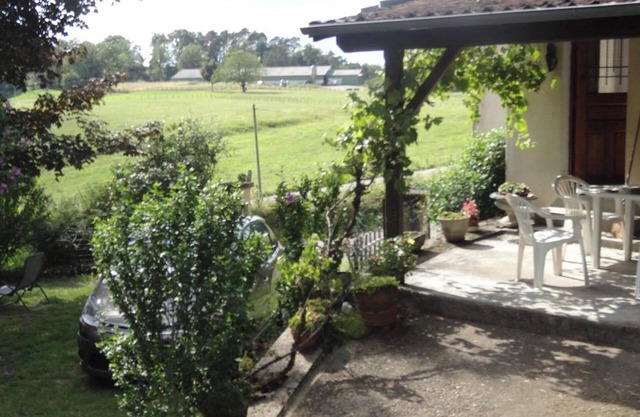 Homerez - Charming house in Teyssieu with fireplace and garden.