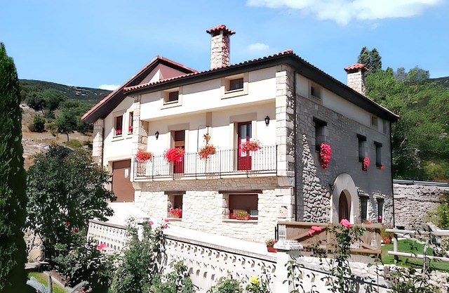 Homerez - Spacious House with Mountain Views