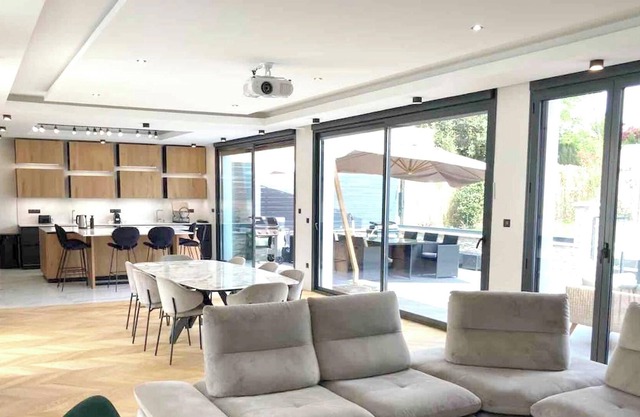 Homerez - Big villa for 12 ppl. with swimming-pool at Saint-Brice-sous-Forêt