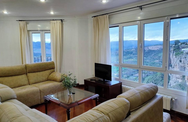 Homerez - Spacious Apartment in Ronda, 140 m²