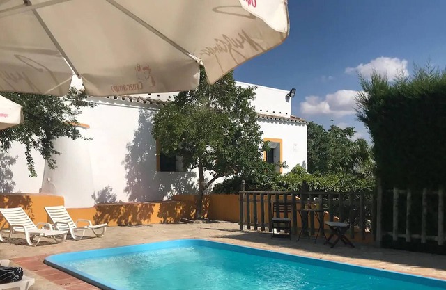 Homerez - Spacious villa for 6 ppl. with swimming-pool and terrace at El Saucejo