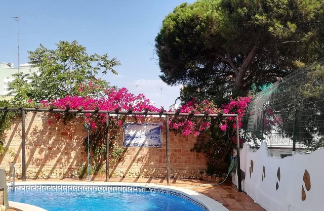 Homerez - Villa for 6 ppl. with swimming-pool and garden at Punta Umbría