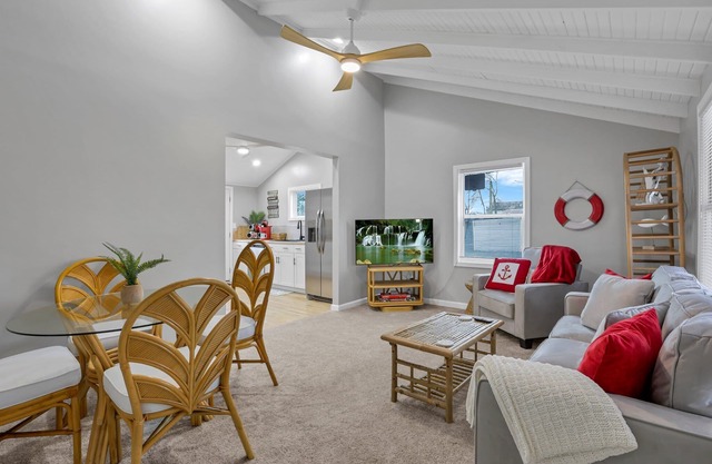 Homesmith Cottage Buckeye Lake with Hot Tub!