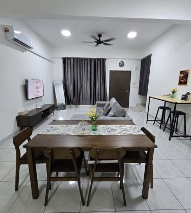 Homestay Iris Puncak Alam l Bersebelahan Hospital UiTM Puncak Alam l Teres 2 Tingkat