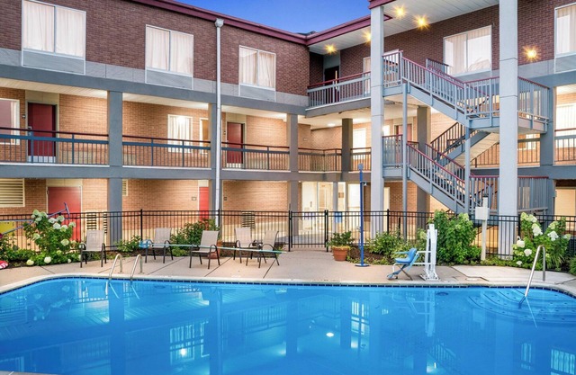 HomeTowne Studios by Red Roof Auburn Hills