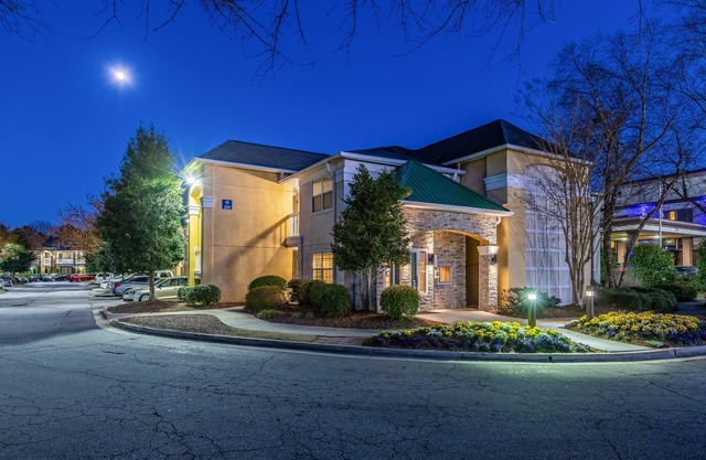 HomeTowne Studios by Red Roof Atlanta NE - Peachtree Corners