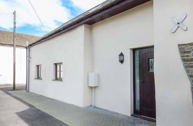 HONEYSUCKLE COTTAGE, pet friendly, with a garden in Ashwater