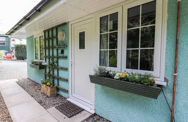 HONEYSUCKLE COTTAGE, pet friendly, with a garden in Crossgates