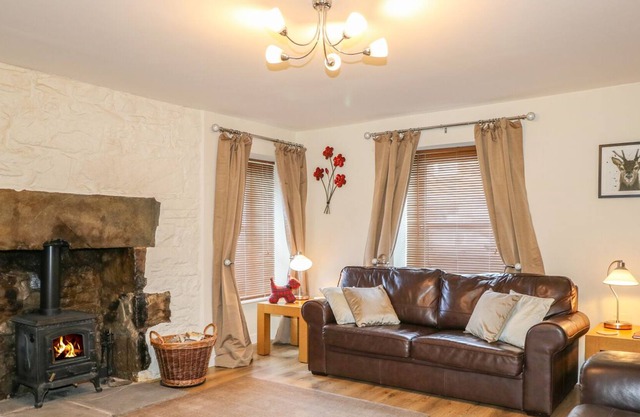HONG KONG HOUSE, pet friendly, with open fire in Tomintoul