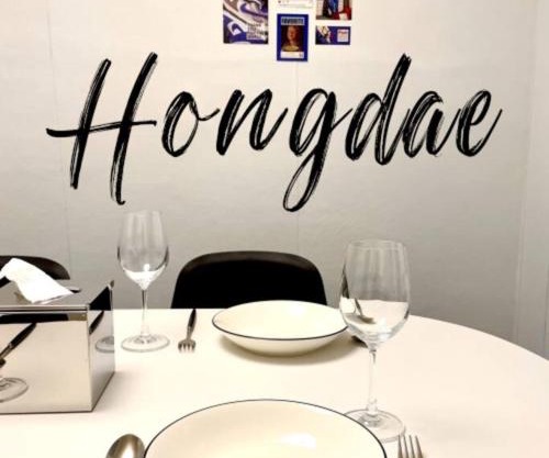 Hongik University Station 10 minutes walking distance 3 Queen Beds for 6 people