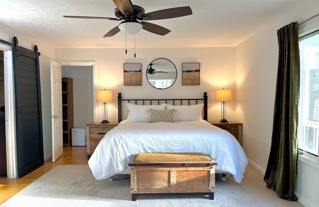 Hosts groups up to 13; relax with the whole crew at this private, peaceful getaway