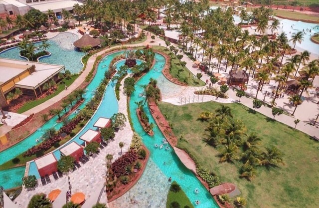 Hot Beach Suites with water park ticket for up to 6 people, full kitchen