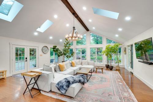 Hot Tub and Theater Room Getaway in Falling Waters