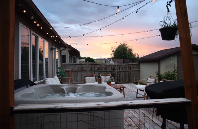 Hot tub & Arcade Full Lower Level Apartment