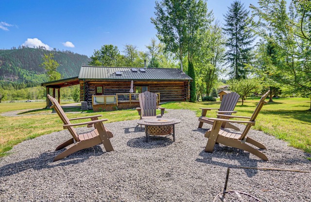 Hot Tub & Deck: Dog-Friendly Arlington Cabin