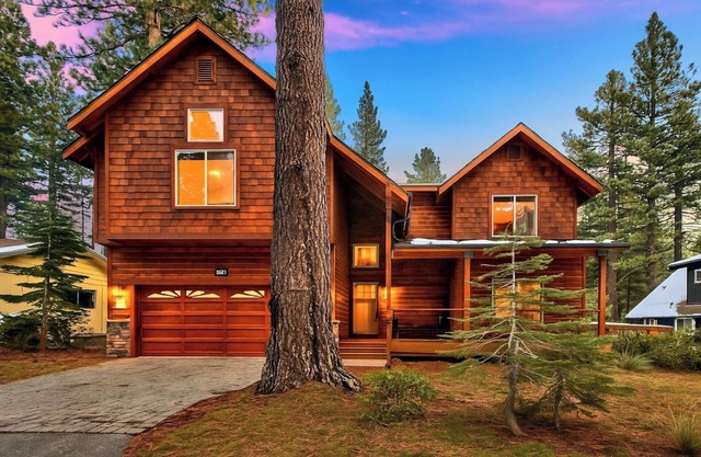 Hot Tub, EV Charger, Bunk Beds, High-end Mountain Home, A/C, Fire Place
