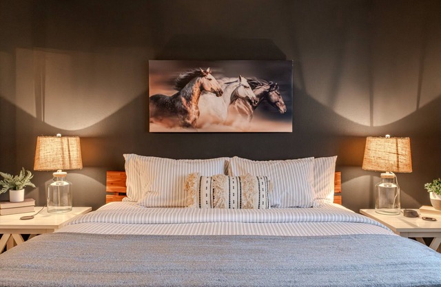 Hot Tub, Fire Pit, Game Room! Steps to Park, 4 TVs, TopGolf Discount