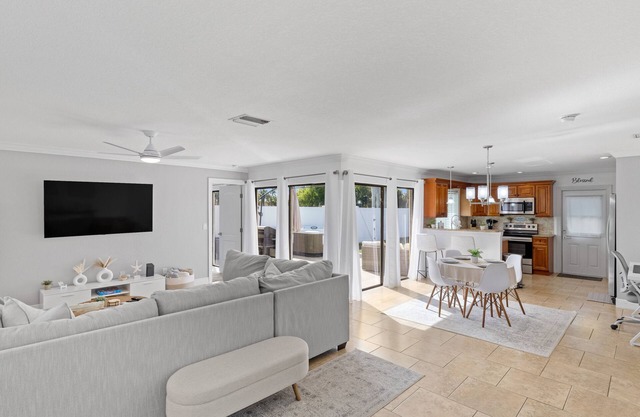 Hot Tub/King Bed - Cozy Home in Cape Coral!