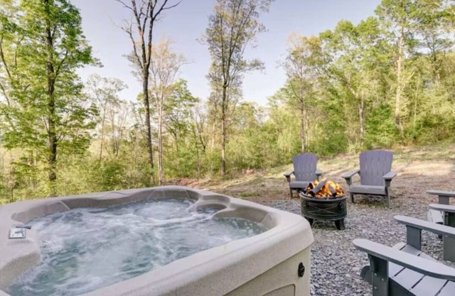 Hot Tub - Mountain View - Fire Pit - Gas Grill - Comfy Beds - Pet Friendly
