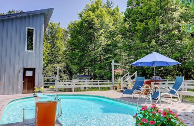 HOT TUB w/POOL, STREAM on 7 Acres, JUST 2 MINUTES FROM TOWN