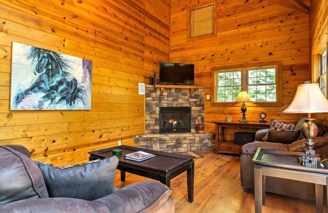 Hot Tub & WiFi - ManeStay - Red River Gorge KY