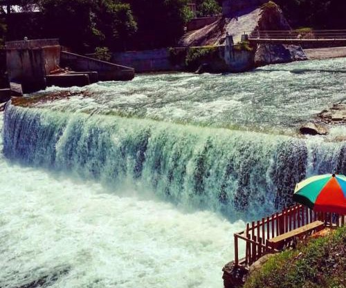 Hotel Dee waterfall view kutten