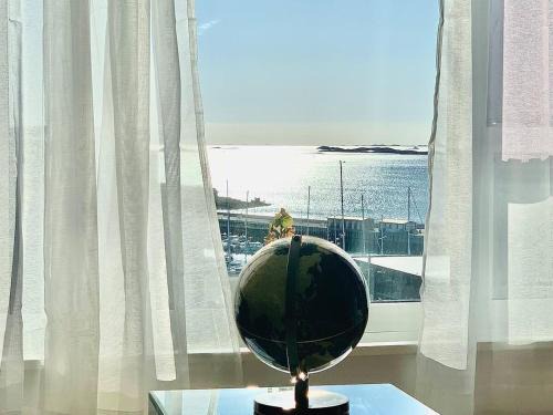 Hotel-like Comfort & Ocean Views over City Harbour