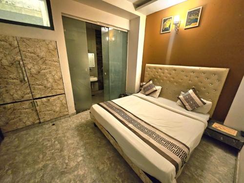 Hotel Season Couple friendly Rooms Best Hotel Pitampura metro station