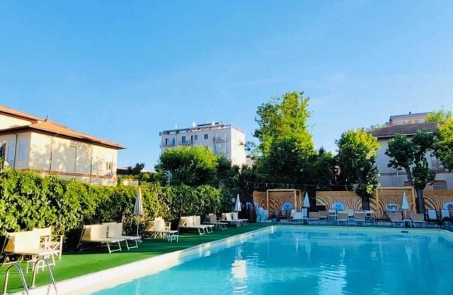 HOTEL YOUNG PEOPLE UNDER 40