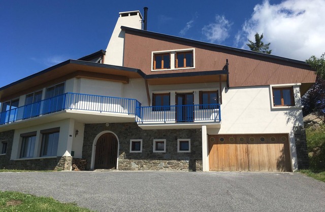 House 20 beds at the grandfather, 8 bedrooms, 5 bathrooms, 300 m2