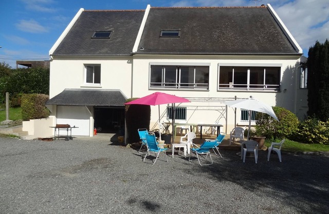 House 200 m², 8 bedrooms, sleeps up to 25, 5 km from the sea, summer swimming pool.