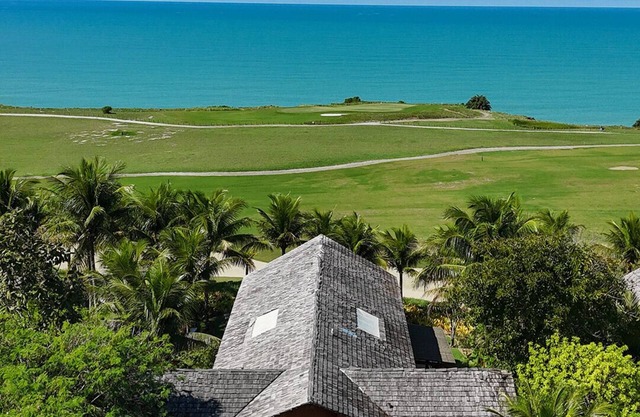 House 4 suites, swimming pool, views of the sea and golf course. Turtle Beach