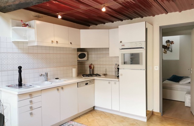 House 75m2 air-conditioned + garage, all comforts, located medieval center Cahors.