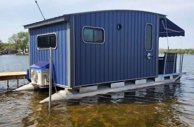 House boat on Fife Lake