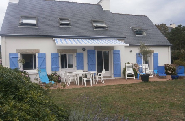 HOUSE FACING THE SEA IN PRESQU'ILE DU CABELLOU