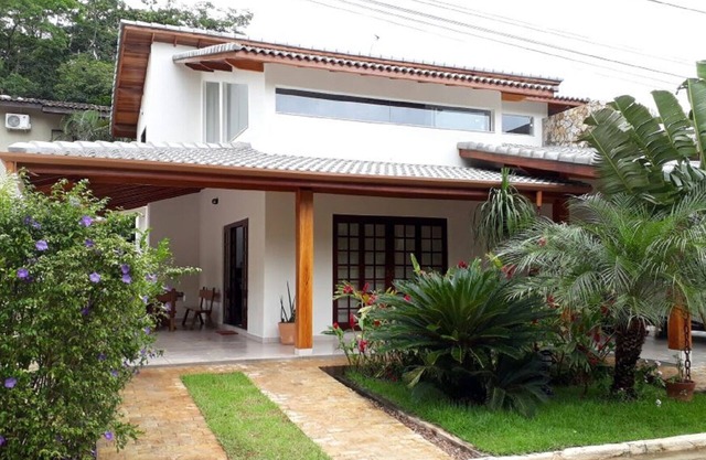 House in closed cond. 5 bedrooms and 3 suites, all with air, pool and churras