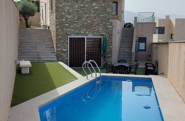 House in Granada with views and bus and commercial services.