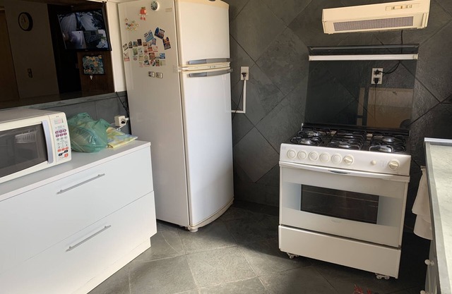 House near the Pão de Açúcar and Atacadão shopping malls and hypermarkets